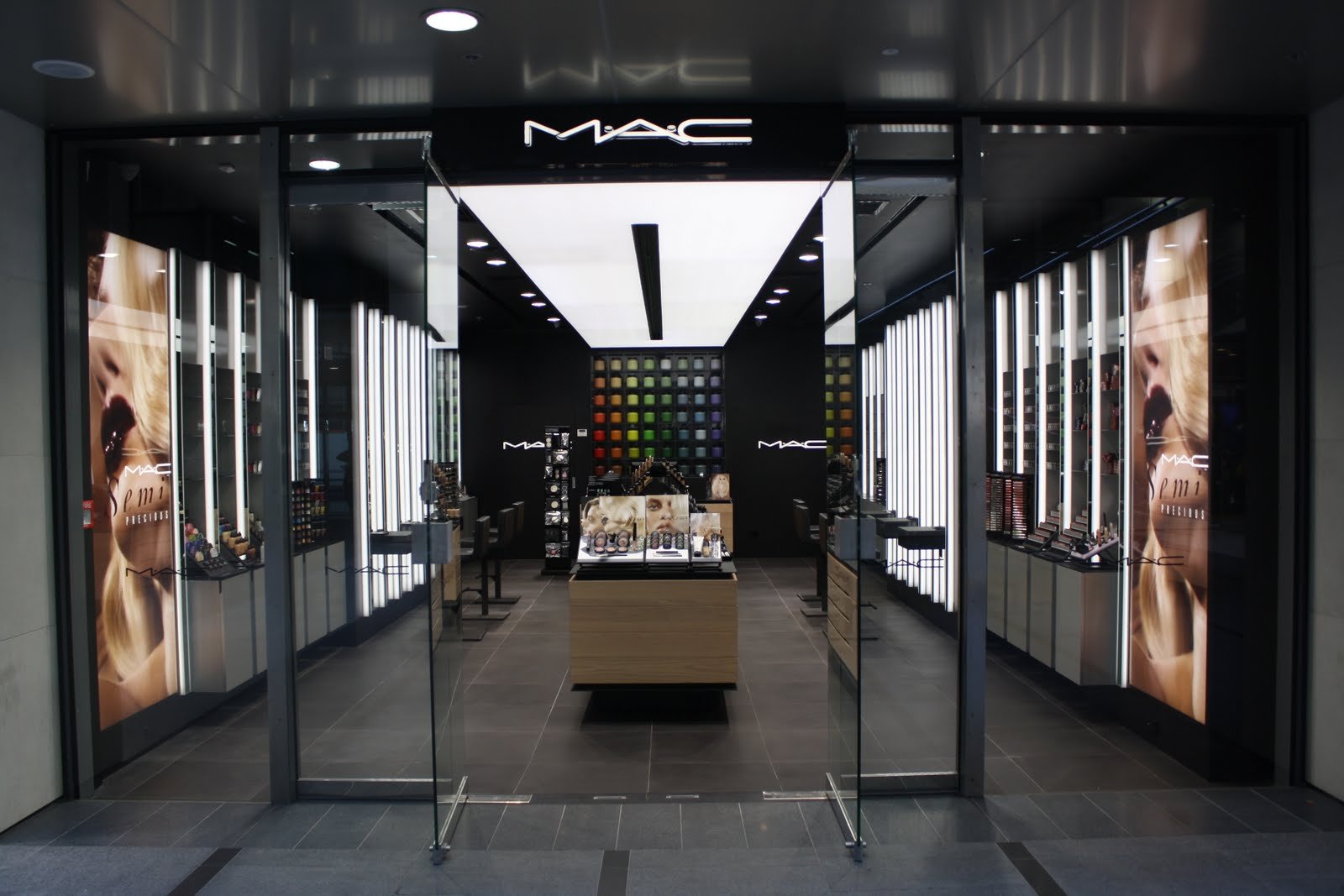 Made store. Mac магазин косметики. Mac Cosmetics магазин. Mac в ТЦ. Магазин косметики входная зона.