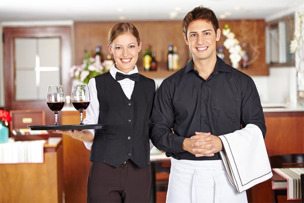 nhân viên phục vụ trong nhà hàng