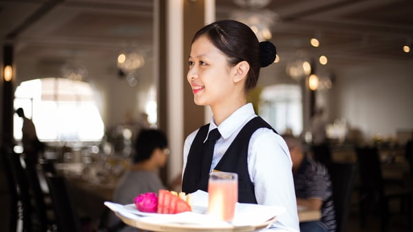 Nhân viên phục vụ là người không thể thiếu trong mọi nhà hàng