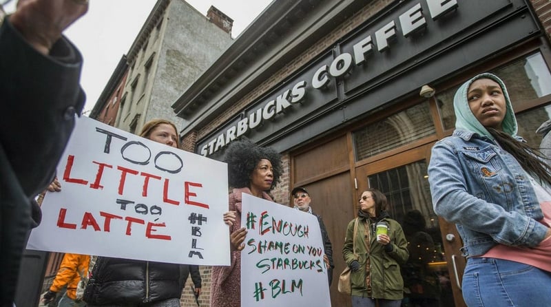 Starbucks bị cộng đồng phản ứng dữ dội sau khi gọi cảnh sát bắt người da màu