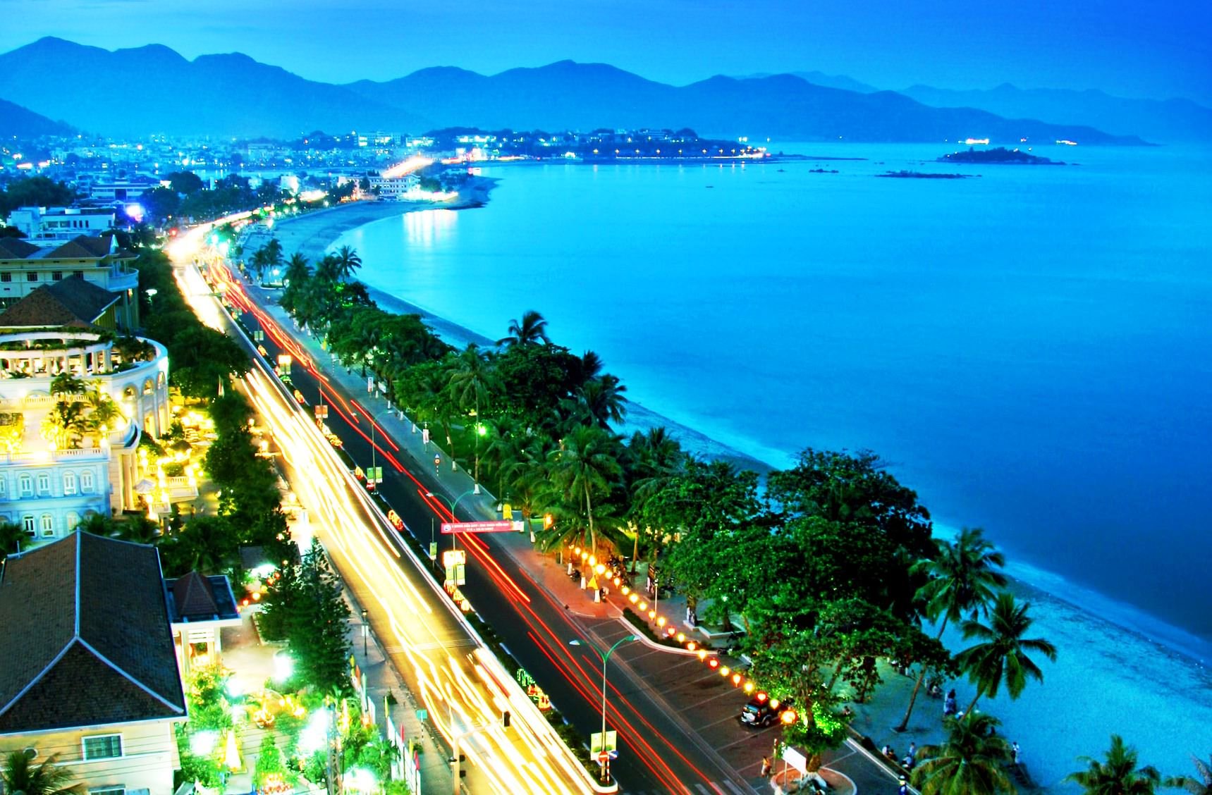 Biển Nha Trang đẹp điên dại bất chấp thời tiết