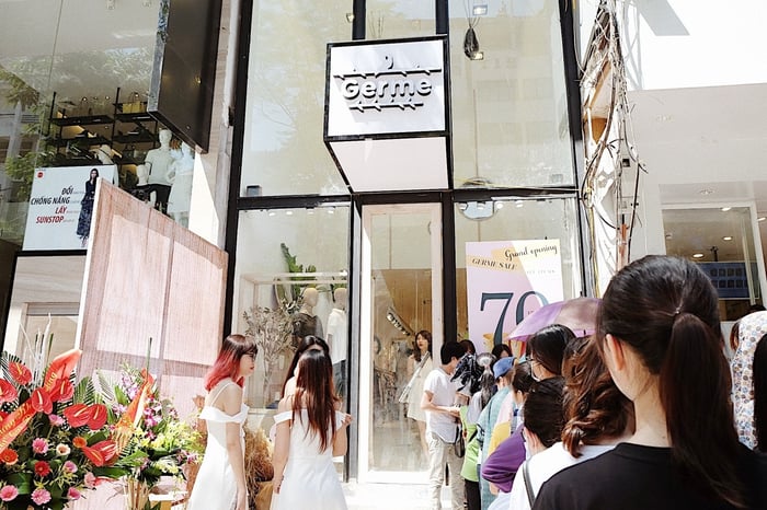 Shop thời trang thu hút cả trăm khách mỗi ngày