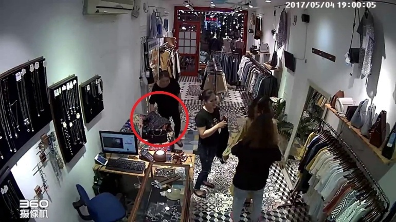Trộm cắp trong shop thời trang