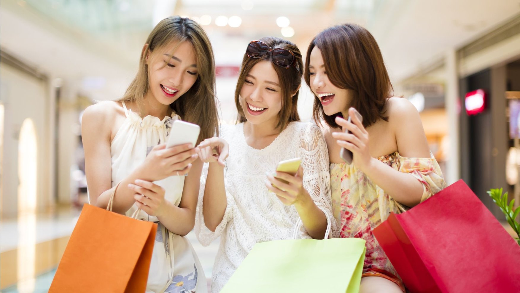 Shopping is fun. Китайцы на шоппинге. Люди с покупками. Тренды из Китая. Счастливая девушка с покупками.
