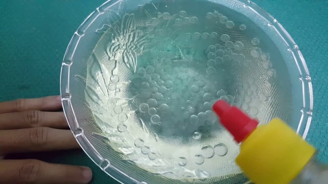 bơm thạch vào tô nước lạnh