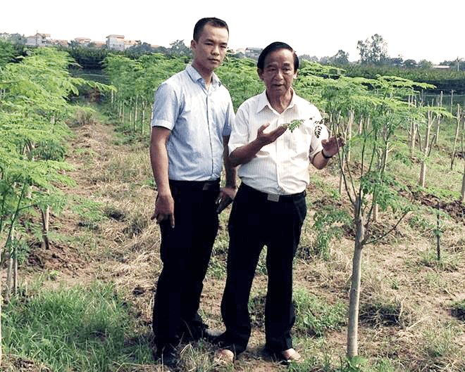 Anh Trần Văn Quân – chủ chuỗi CH Hải sản Sói biển cùng Giáo sư Nguyễn Lân Dũng trong 1 lần thăm đơn vị cung cấp rau sạch